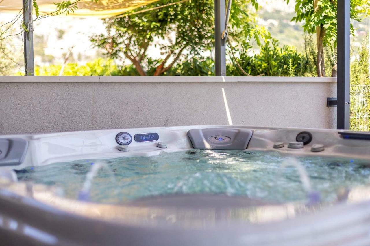 אומיס Luxury Apartment With Hot Tub מראה חיצוני תמונה