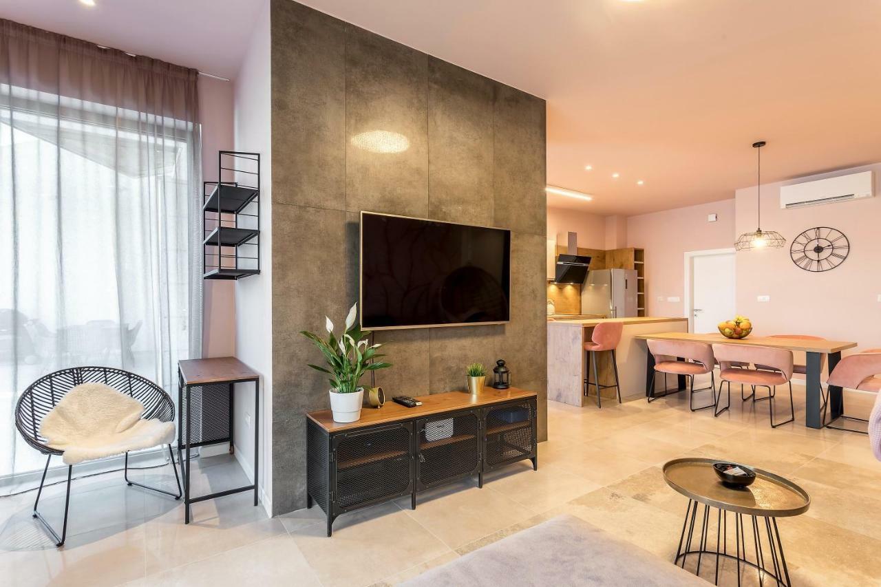 אומיס Luxury Apartment With Hot Tub מראה חיצוני תמונה