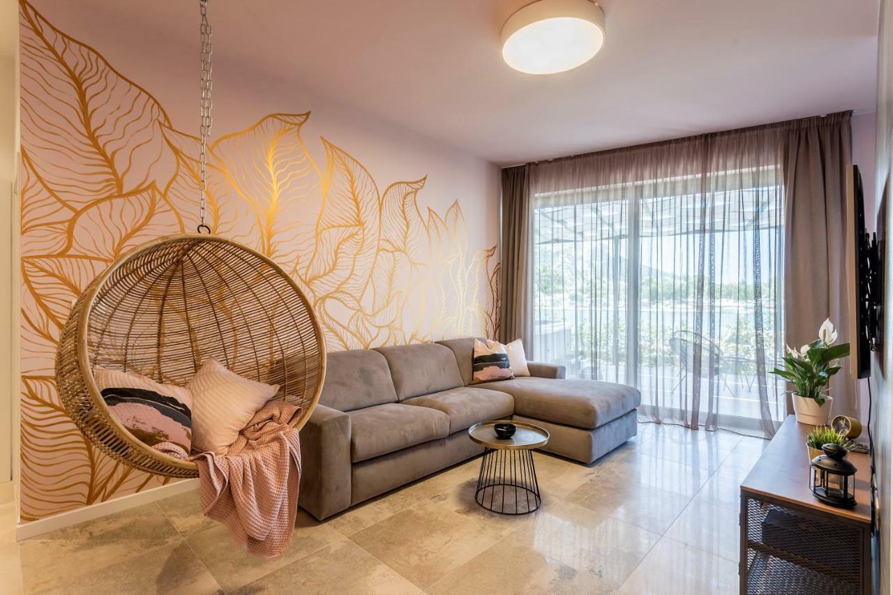 אומיס Luxury Apartment With Hot Tub מראה חיצוני תמונה