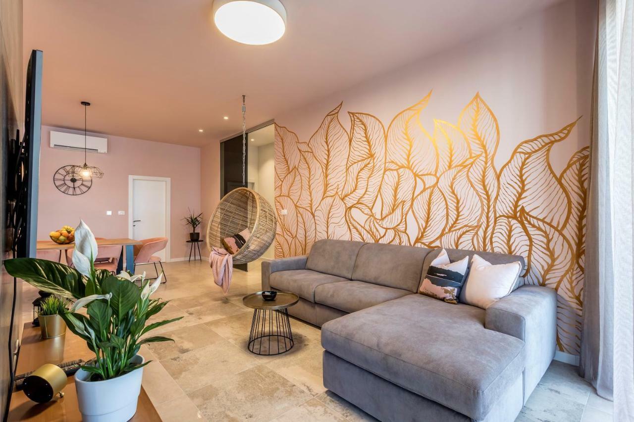 אומיס Luxury Apartment With Hot Tub מראה חיצוני תמונה