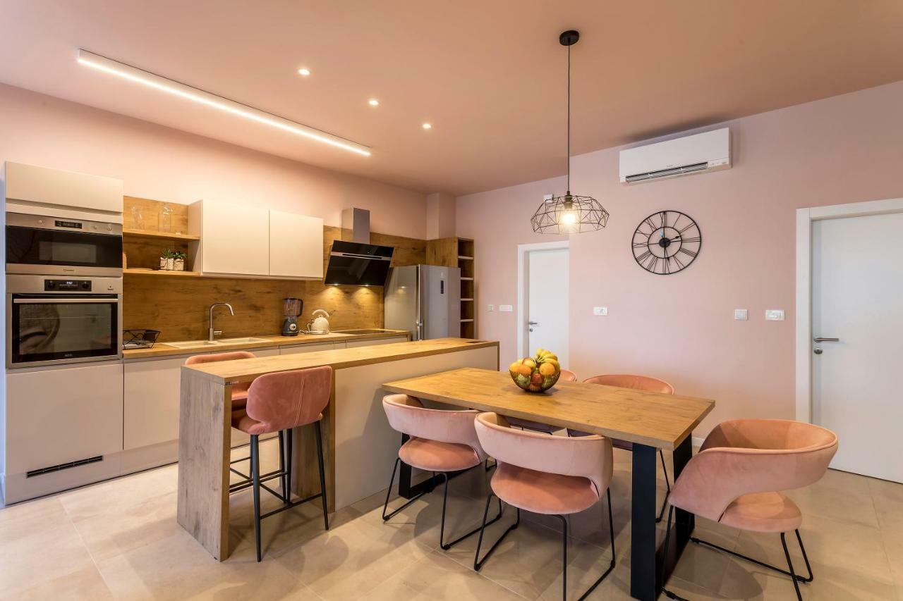 אומיס Luxury Apartment With Hot Tub מראה חיצוני תמונה