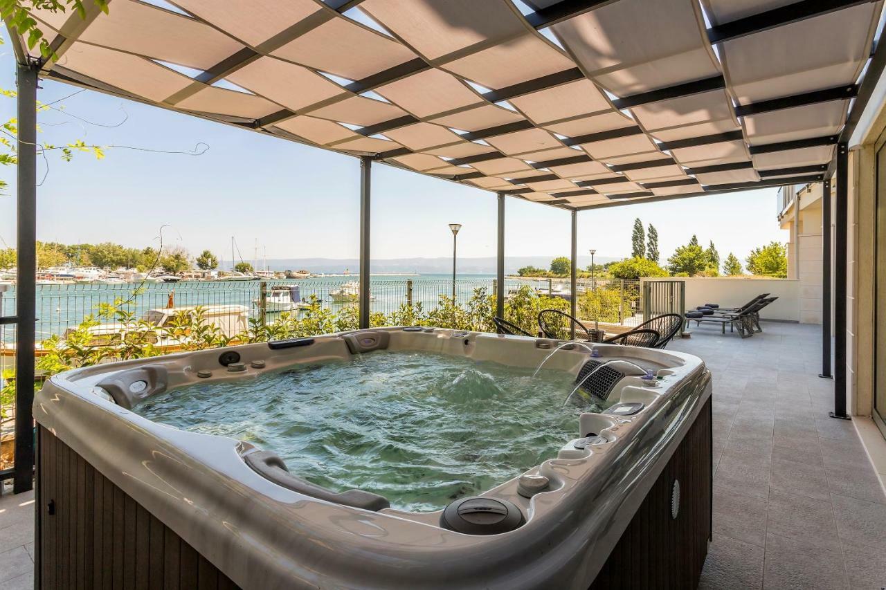 אומיס Luxury Apartment With Hot Tub מראה חיצוני תמונה