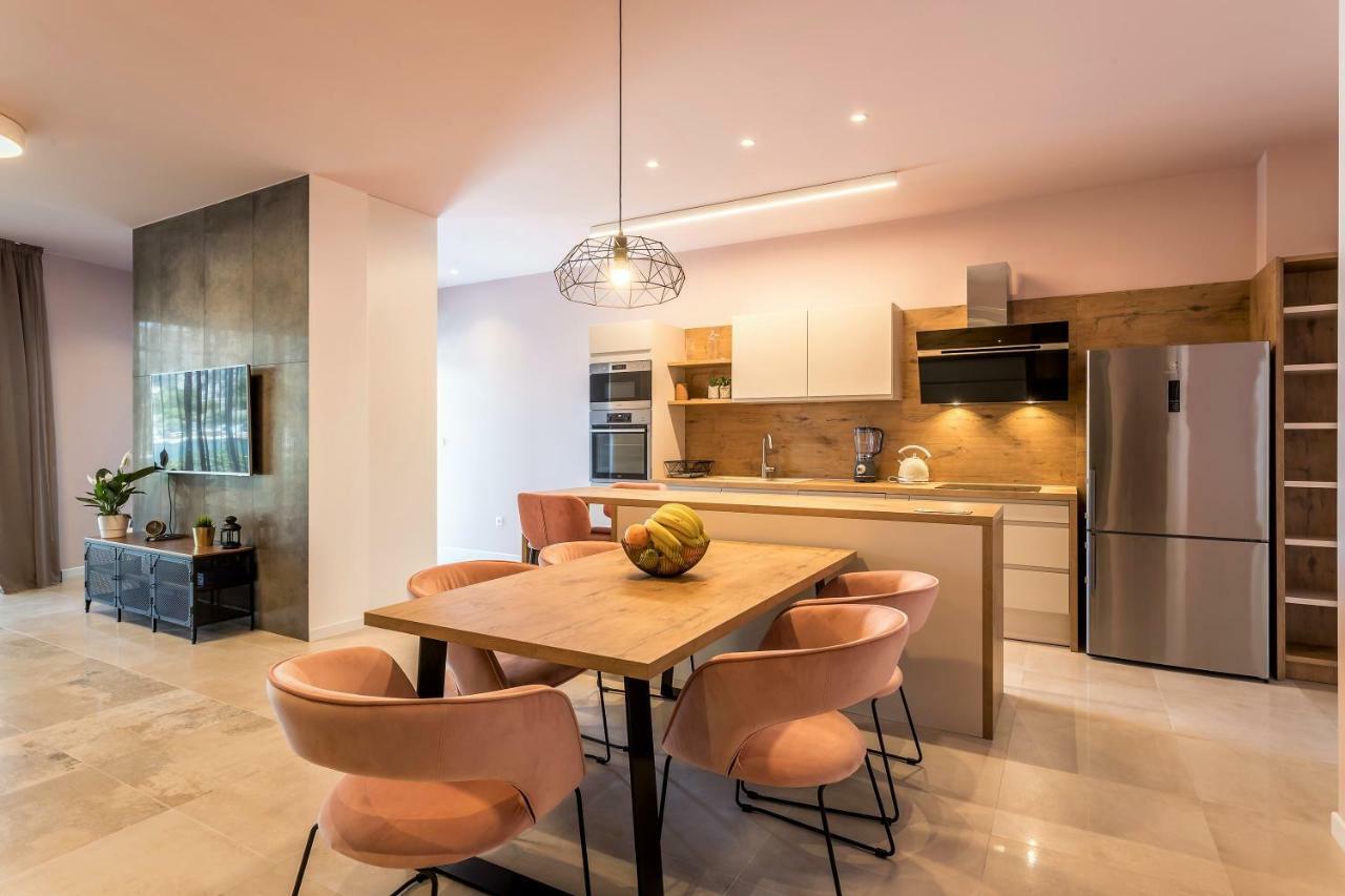אומיס Luxury Apartment With Hot Tub מראה חיצוני תמונה