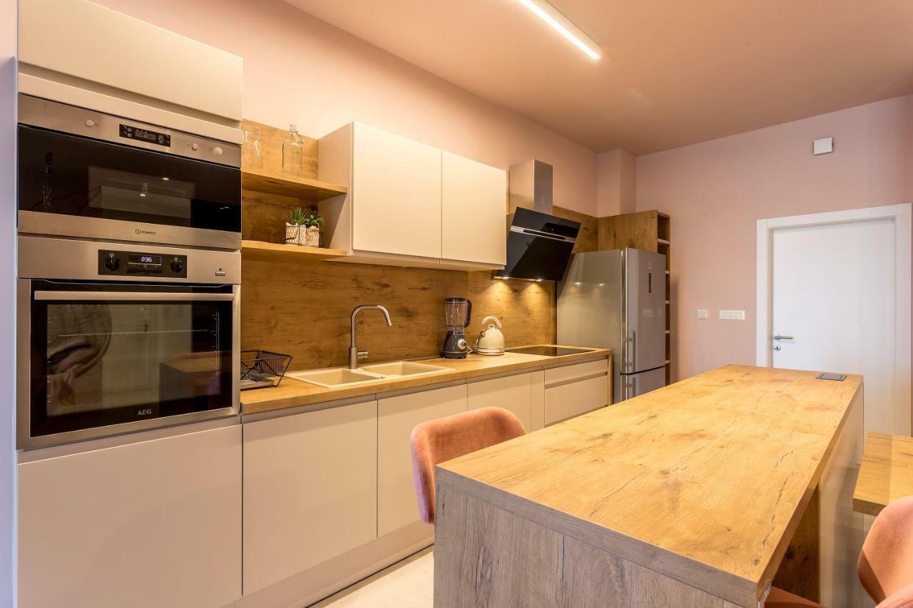 אומיס Luxury Apartment With Hot Tub מראה חיצוני תמונה