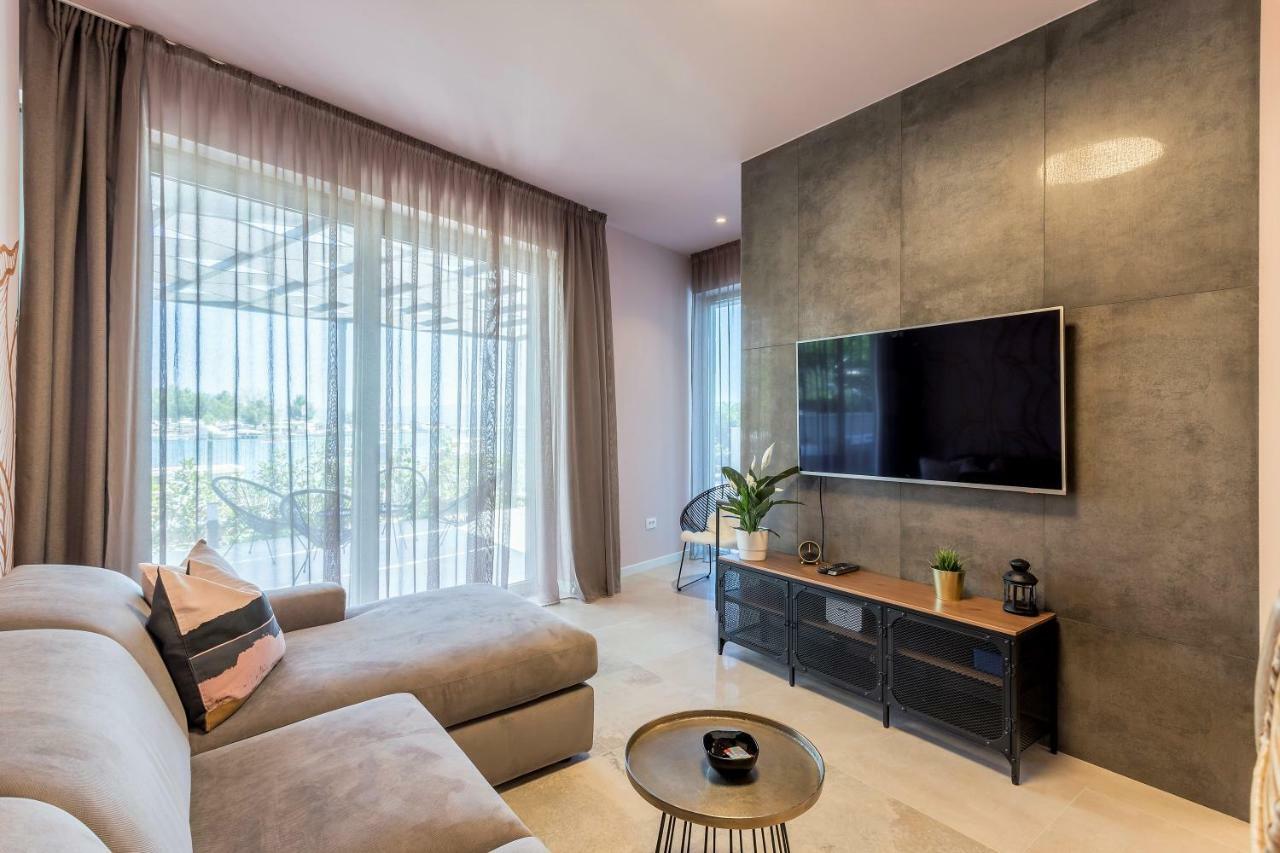 אומיס Luxury Apartment With Hot Tub מראה חיצוני תמונה